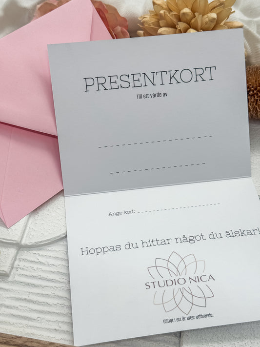 Studio Nica Presentkort - Fysiskt